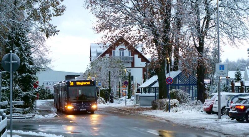 Ein Bus fährt am Bahnhof Oerlinghausen ein. Foto: Martin Düsterberg