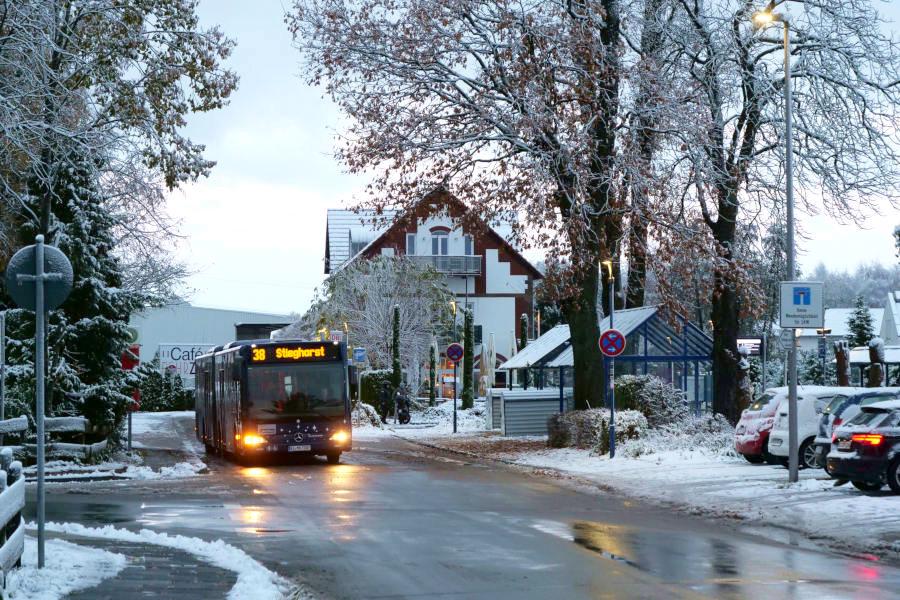 Ein Bus fährt am Bahnhof Oerlinghausen ein. Foto: Martin Düsterberg 