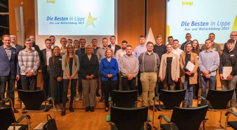 Die Besten der besten Absolvent:innen aus Lippe mit IHK Hauptgeschäftsführerin Svenja Jochens (sechste von links vorne) und IHK Präsident Volker Steinbach (hinten rechts). Foto: IHK Lippe zu Detmold