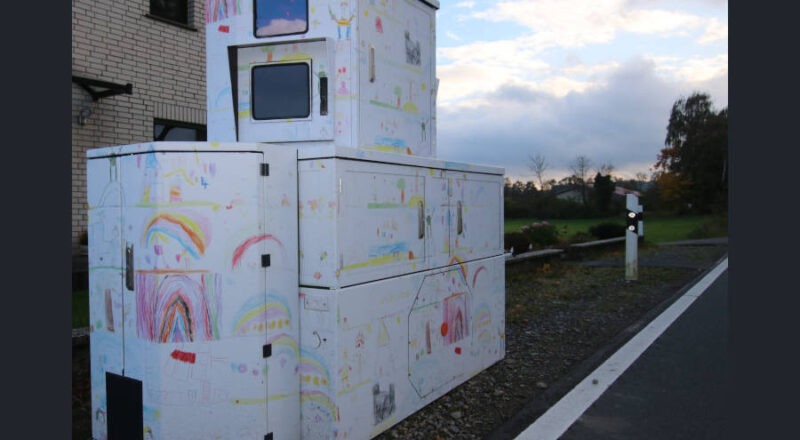 Kitakinder haben bunte Bilder gemalt, mit denen der Blitzeranhänger „Hermann“ des Kreises Lippe beklebt wurde. Foto: Kreis Lippe