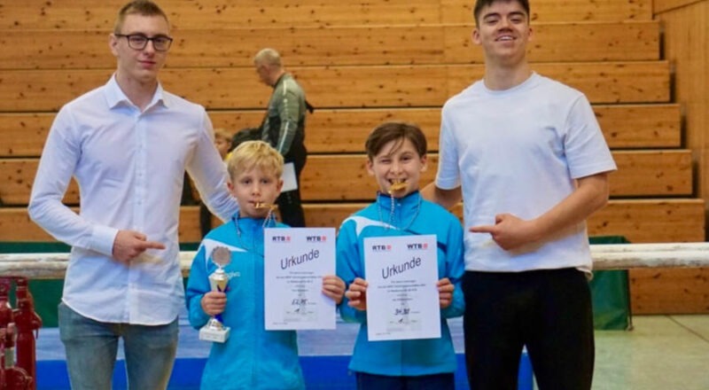 Die Trainer freuen sich mit den Siegern bei den Talentmeisterschaften NRW in Essen: Daniel Sorin, Tom Assmann, Jan Zimmermann und Nico Knecht (von links). Foto: Privat