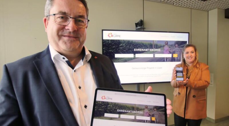 Landrat Axel Lehmann und Nicole Plugge, Leiterin des Ehrenamtsbüros, stellen die neugestaltete Ehrenamtsbörse des Kreises Lippe vor. Foto: Kreis Lippe