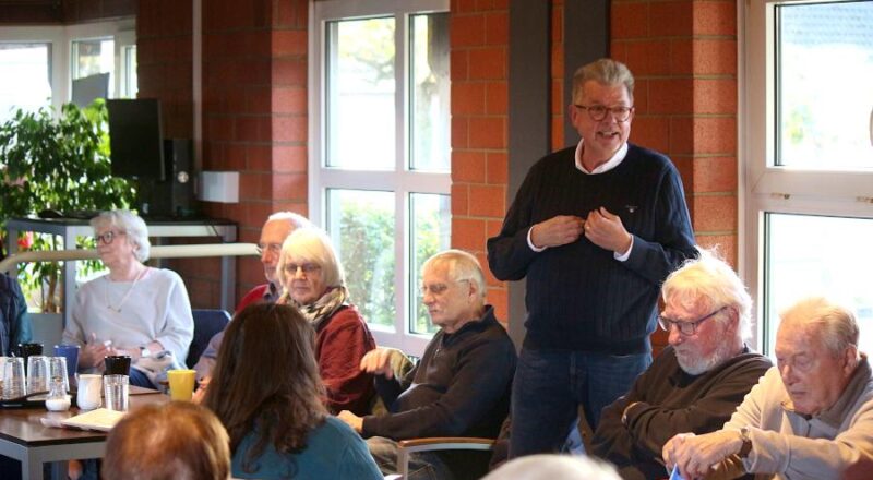 Alt-Bürgermeister Gerhard Schemmel berichtete im Erzählcafé aus seiner Amtszeit. Foto: Thomas Dohna