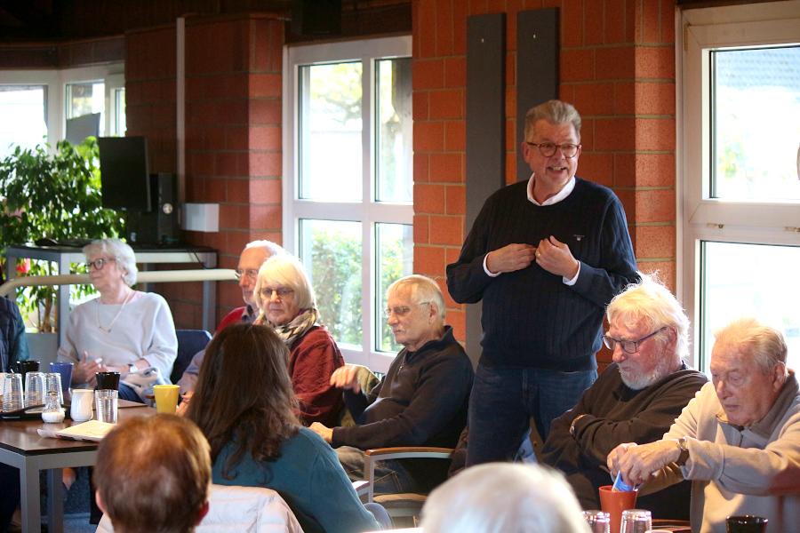 Alt-Bürgermeister Gerhard Schemmel berichtete im Erzählcafé aus seiner Amtszeit. Foto: Thomas Dohna