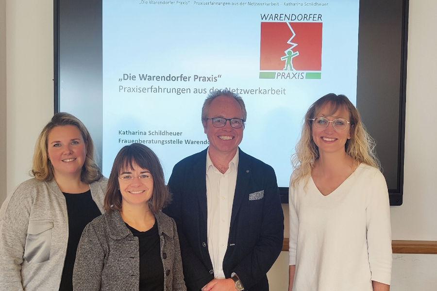 Sie stehen für aktive Netzwerkarbeit und multiprofessionelle Zusammenarbeit (von links): Nicole Krüger, Katharina Schildheuer, Andreas Hornung und Lina Janzen (Frauenberatungsstelle Alraune). Foto: Kreis Lippe