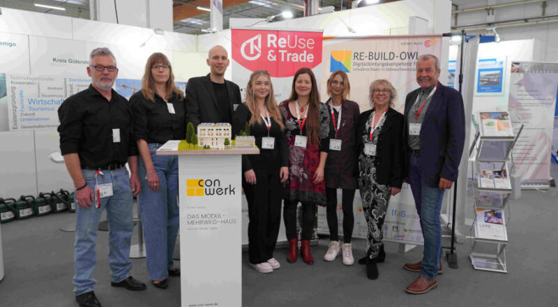 Lippe zirkulär und Konsortium: (von links) Harald Bärhold und Ramona Schrör (Geschäftsführung conwerk UG), Peter Brünler (pro Wirtschaft GT GmbH), Sarah Steinhagen (Kreis Lippe), Katharina Dombrowski und Lena Renck (ReUse and Trade GmbH), Birgit Essling (Lippe zirkulär), Klaus Meyer (Energie Impuls OWL e.V.) FOTO: Joachim Stäbler