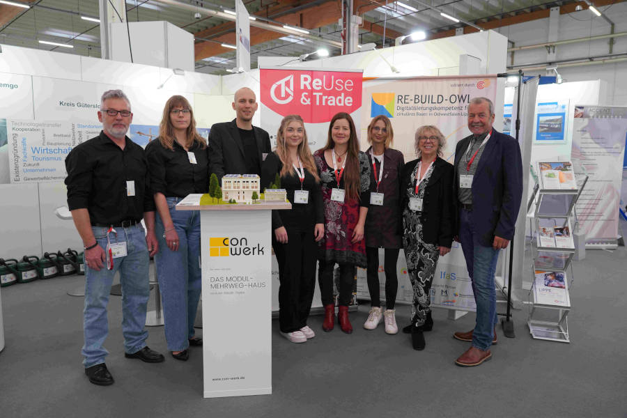 Lippe zirkulär und Konsortium: (von links) Harald Bärhold und Ramona Schrör (Geschäftsführung conwerk UG), Peter Brünler (pro Wirtschaft GT GmbH), Sarah Steinhagen (Kreis Lippe), Katharina Dombrowski und Lena Renck (ReUse and Trade GmbH), Birgit Essling (Lippe zirkulär), Klaus Meyer (Energie Impuls OWL e.V.) FOTO: Joachim Stäbler