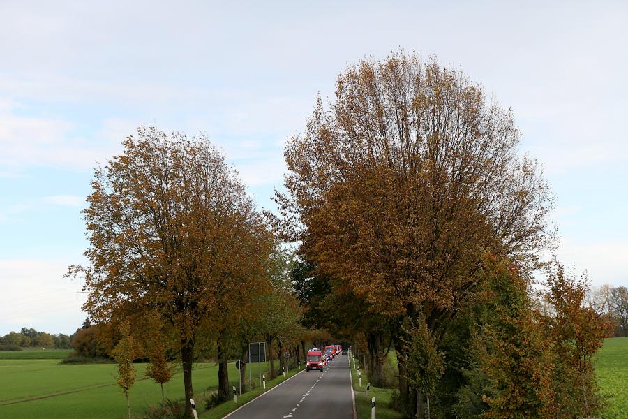 Die Fahrzeuge des Mot-Marsches kehren zurück. Foto: Edeltraud Dombert