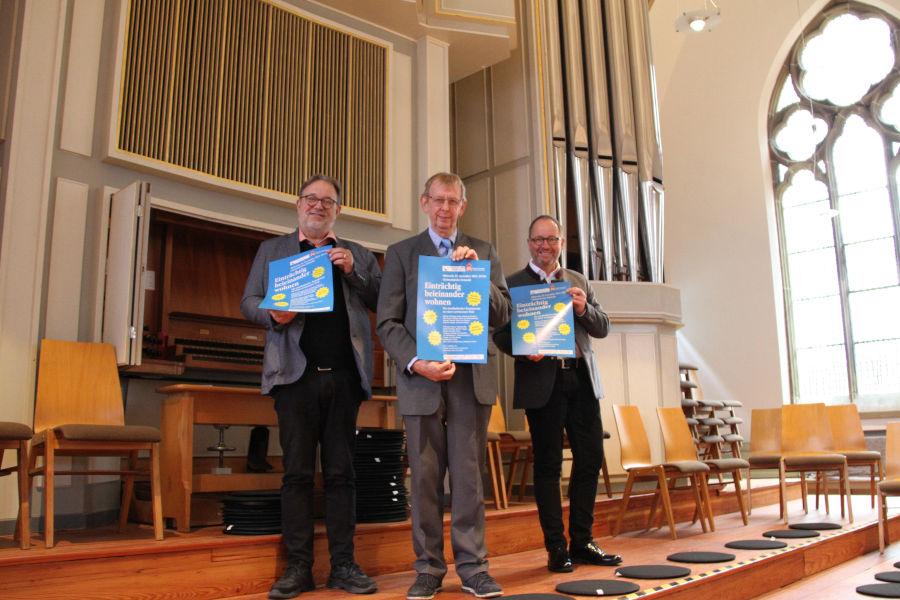 Freuen sich auf das Konzert „Einträchtig beieinander wohnen“ (von links): KMD Johannes Vetter, Pfarrer Maik Fleck und Verbandsvorsteher Jörg Düning-Gast. Foto: LVL