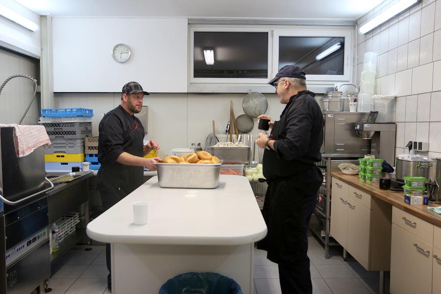 André Buschmeier (links) und Jürgen Schröder haben kaum das Frühstück auf den Weg gebracht als sie schon mit den Vorbereitungen für die Gulaschsuppe beginnen. Foto: Edeltraud Dombert