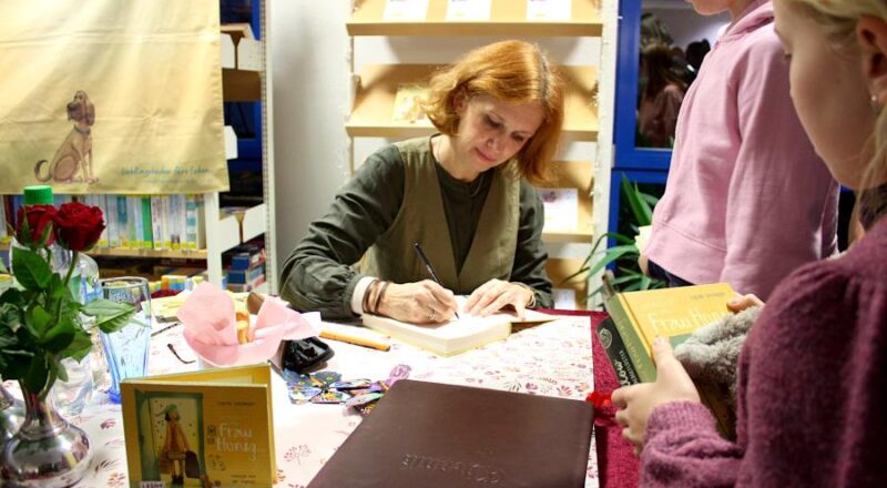 Die Kinderbuchautorin Sabine Bohlmann signiert nach ihrer Lesung in der Gemeindebücherei Bücher. Foto: Thomas Dohna