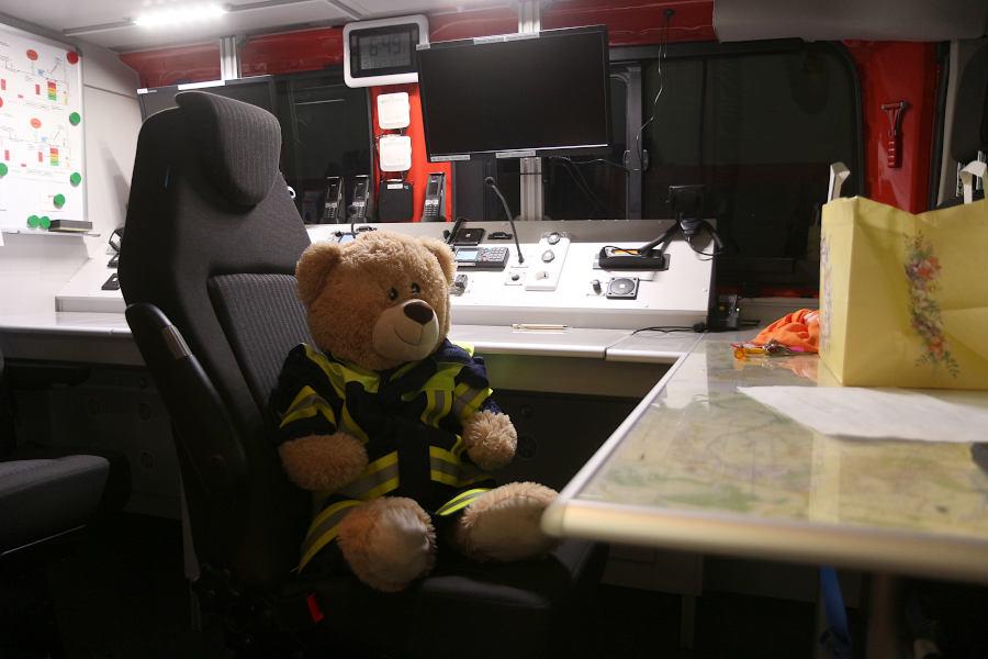 Bärnie, das Maskottchen der Freiwilligen Feuerwehr Leopoldshöhe, fuhr das erste Mal beim Mot-Marsch mit, hier im Einsatzleitwagen der Leopoldshöher. Foto: Edeltraud Dombert