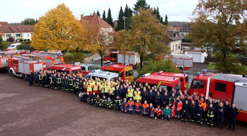 Die Teilnehmer des Mot-Marsches haben sich an der Feuerwache in Bad Driburg zum Foto aufgestellt. Foto: Thomas Dohna