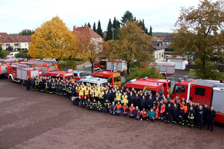 Die Teilnehmer des Mot-Marsches haben sich an der Feuerwache in Bad Driburg zum Foto aufgestellt. Foto: Thomas Dohna