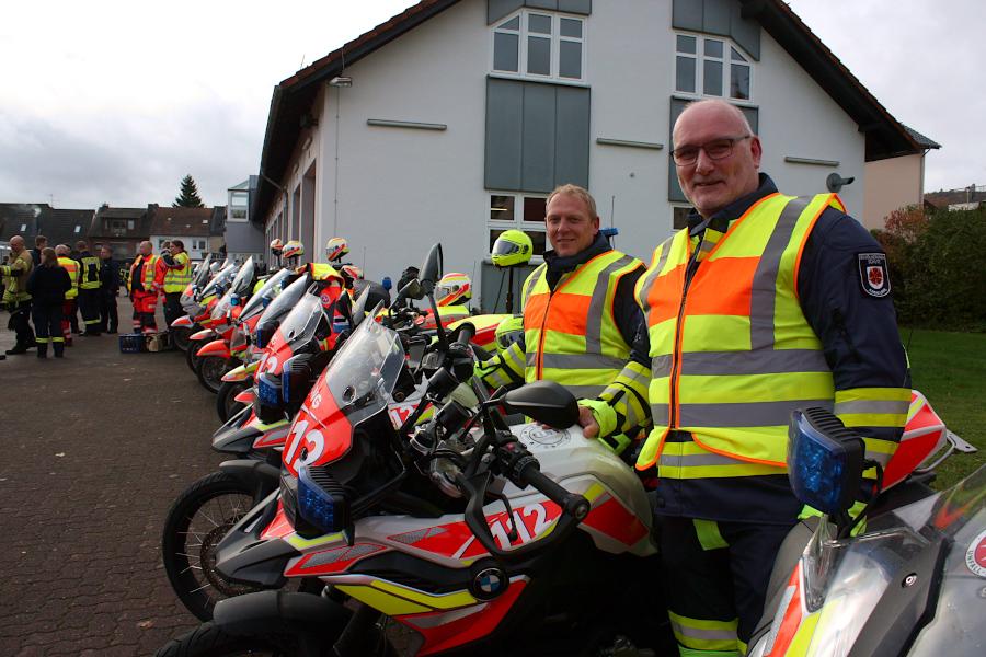 Ingo Büschemann (links) und Günther Ostrop sind als Motorradfahrer der lippischen Kreisfeuerwehr zum ersten Mal beim Mot-Marsch dabei. Foto: Thomas Dohna