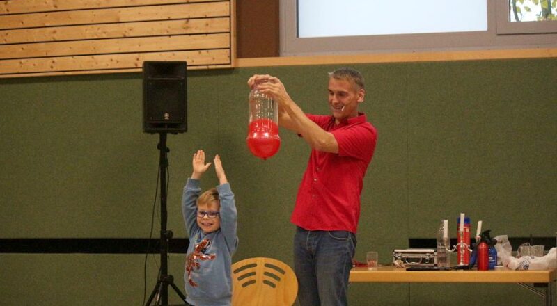 Sascha Ott hält eine mit Wasser gefüllte Vase über Taylors Kopf. Foto: Thomas Dohna