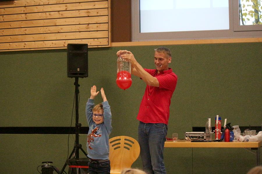 Sascha Ott hält eine mit Wasser gefüllte Vase über Taylors Kopf. Foto: Thomas Dohna