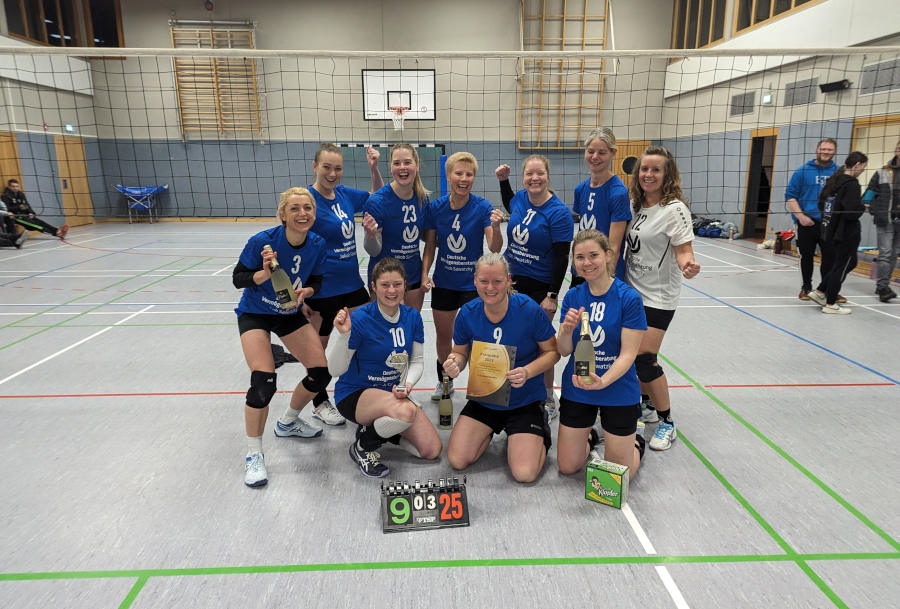 Die Volleyballerinnen des TuS Leopoldshöhe holten sich im Kreispokalfinale in Horn-Bad Meinberg den Pokal. Foto: Privat