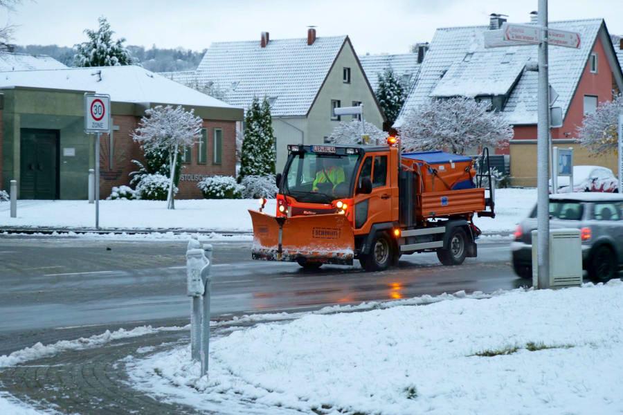 Ein Räumfahrzeug des Leopoldshöher Bauhofes fährt auf der Hauptstraße. Foto: Martin Düsterberg