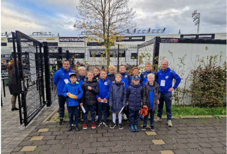 Die kleinen Kicker des TuS Asemissen vor dem Stadion des SC Verl. Foto: Privat.