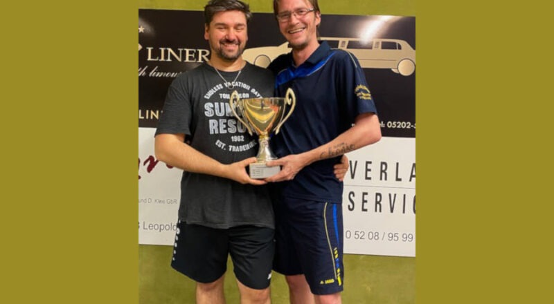 Der neue Vereinsmeister Björn Brinkmann (rechts) und Maik Aderhold mit dem Pokal. Foto: Privat