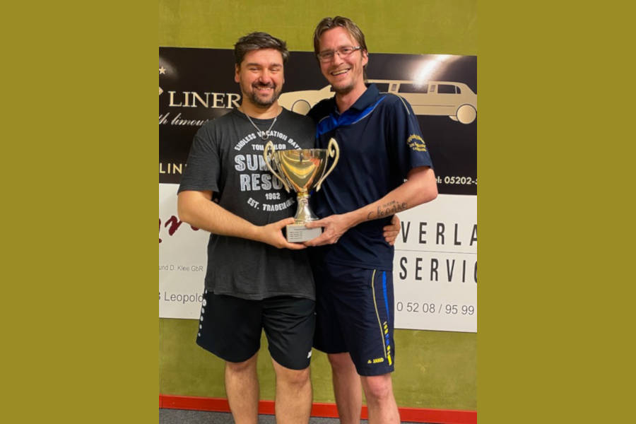 Der neue Vereinsmeister Björn Brinkmann (rechts) und Maik Aderhold mit dem Pokal. Foto: Privat