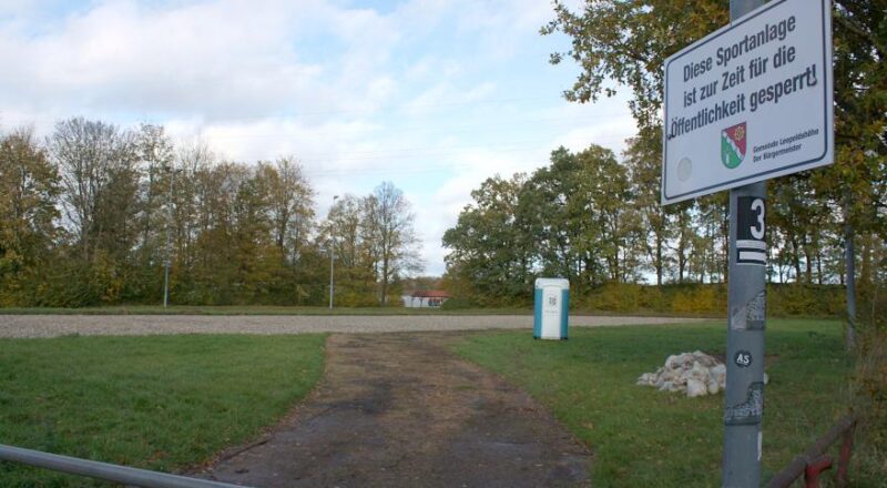 Vom Sportplatz Greste ist das dioxinhaltige Kieselrot abgefahren worden. Hier soll neben einer Skater-Anlage ein kleiner Wald entstehen. Foto: Thomas Dohna