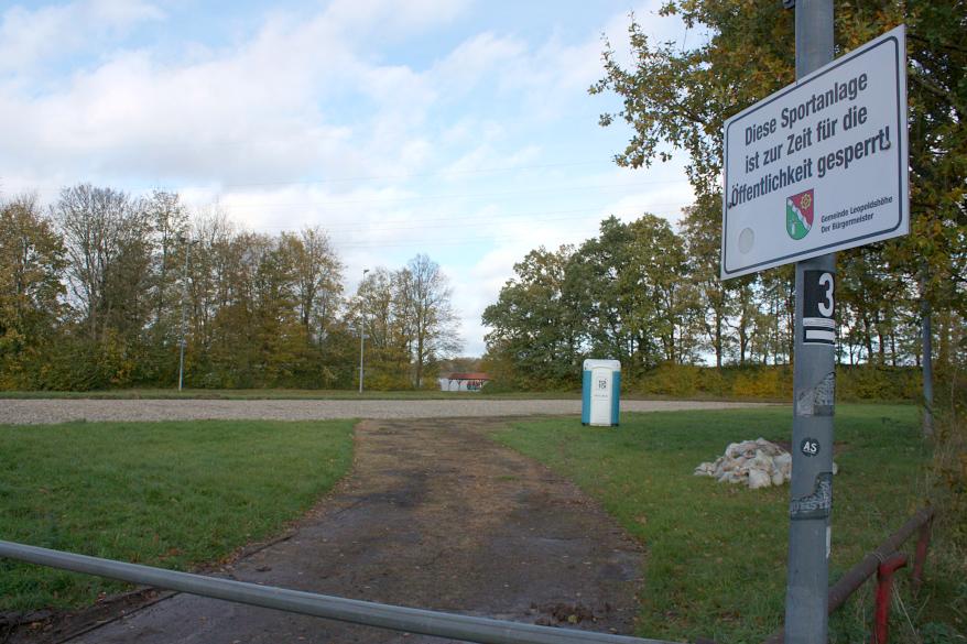 Vom Sportplatz Greste ist das dioxinhaltige Kieselrot abgefahren worden. Hier soll neben einer Skater-Anlage ein kleiner Wald entstehen. Foto: Thomas Dohna