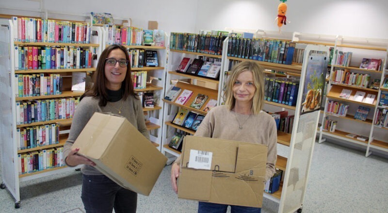 Büchereileiterin Kerstin Koppmann (links) und ihre Mitarbeiterin Bettina XXX packen schon die ersten Kartons für den Umzug ins neue Gebäude im Schulzentrum. Foto: Thomas Dohna