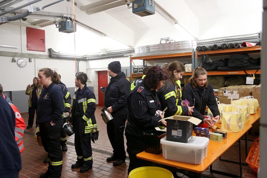 Die Teilnehmerinnen und Teilnehmer des Mot-Marsches versorgen sich mit Frühstückstüten und Kaffee. Foto: Edeltraud Dombert