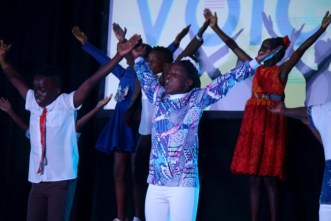 Die Kinder des Watoto-Kinderchores waren in der Mensa des Schulzentrums zu Gast. Foto: Thomas Dohna