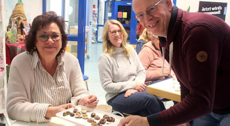 Stefanie Jehan (links) und Ute Gehle (Mitte) lassen sich von Chocolatier Achim Deppermann (rechts) süße Sachen zeigen. Foto Christine Reuner