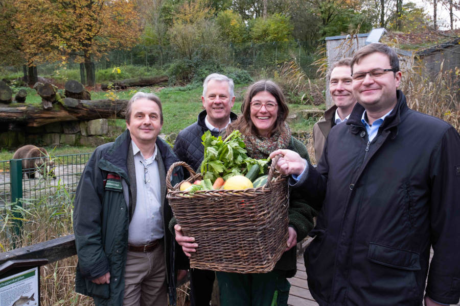 Freuen sich, dass die Bärinnen das Gehege erkunden (v. l.): Abteilungsleiter Herbert Linnemann (UWB), Vorstandsvorsitzender Michael Fröhlich (Sparkasse Bielefeld), Reviertierpflegerin Andrea Günnemann (UWB), Kaufmännischer Betriebsleiter Dr. Clemens Pues (UWB) und Tierparkleiter Dr. Benjamin Ibler (UWB) . Foto: UWB