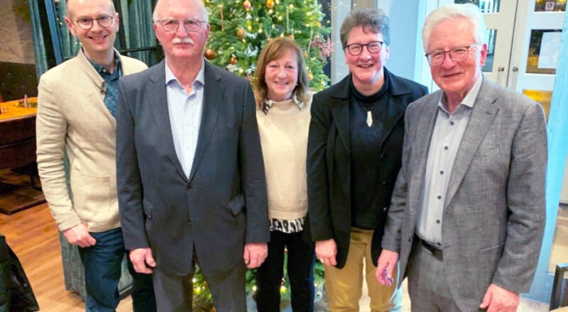 Jubiläum. Die ehemaligen und aktuellen Vorstandsmitglieder (von links) Frank Budde, Kurt Dohn, Hannelore Ritter, Dr. A. Heinrike Heil und Dieter Gudd freuen sich über zehn Jahre erfolgreiche Stiftungsarbeit. Foto: Elbrächter-Stiftung