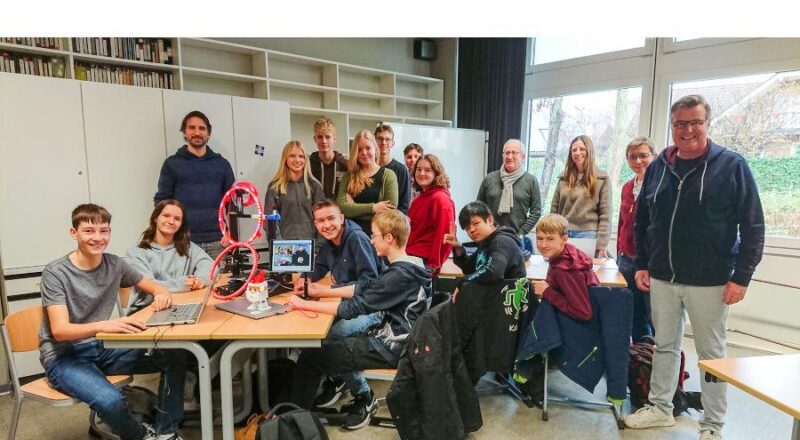 Bringen den 3D-Druck in das Niklas-Luhmann-Gymnasium: Dritter von links: Florian Tappe (Lehrer Niklas-Luhmann-Gymnasium), von rechts: Thomas Mahlmann (zdi-Zentrum Lippe.MINT), Katrin Tebben (Schulleiterin Niklas-Luhmann-Gymnasium), Wiebke Gerling (Lehrerin am Niklas-Luhmann-Gymnasium), vierter von links: Norbert Fischer (Dozent zdi-Zentrum Lippe.MINT) mit den jungen 3D-Druckspezialisten des Kurses. Foto: Privat