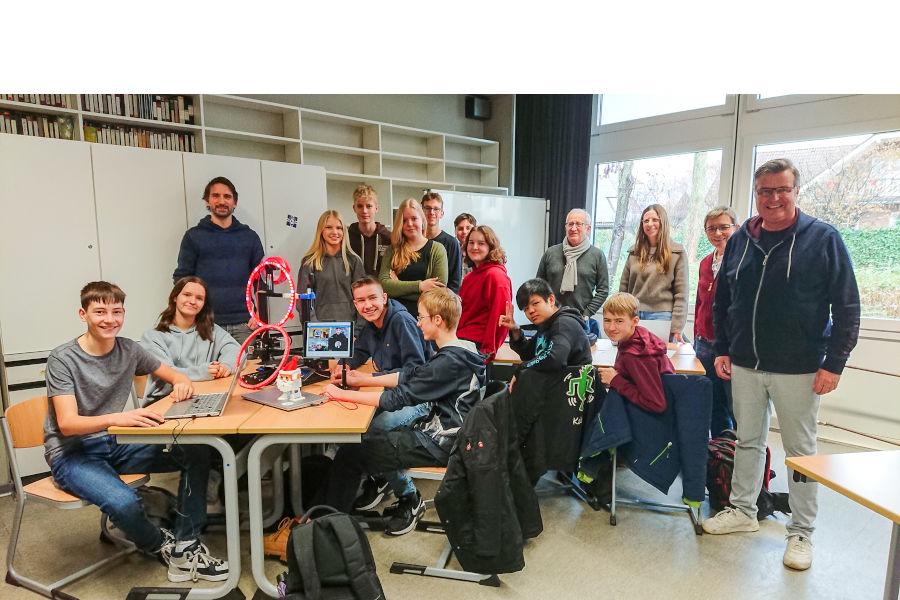 Bringen den 3D-Druck in das Niklas-Luhmann-Gymnasium: Dritter von links: Florian Tappe (Lehrer Niklas-Luhmann-Gymnasium), von rechts: Thomas Mahlmann (zdi-Zentrum Lippe.MINT), Katrin Tebben (Schulleiterin Niklas-Luhmann-Gymnasium), Wiebke Gerling (Lehrerin am Niklas-Luhmann-Gymnasium), vierter von links: Norbert Fischer (Dozent zdi-Zentrum Lippe.MINT) mit den jungen 3D-Druckspezialisten des Kurses. Foto: Privat