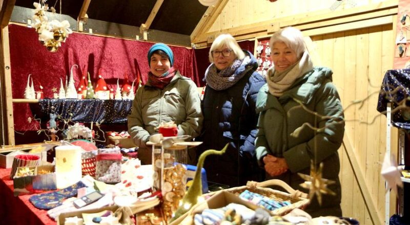 Insa Graalmann, Erika Frevert und Brigitte Kesting verkaufen am Stand der Kirchengemeinde allerlei Nüzuliches und Schönes. Foto: Thomas Dohna