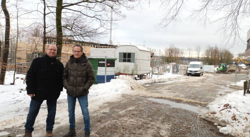 Arne Brand, Leiter Zentrale Infrastruktur des Landesverbandes Lippe (links) und Uwe Acker, Organisator von Hermann leuchtet blicken trotz Baustelle, auf ein veranstaltungsvolles Jahr 2024 am Hermannsdenkmal Foto: Landesverband Lippe