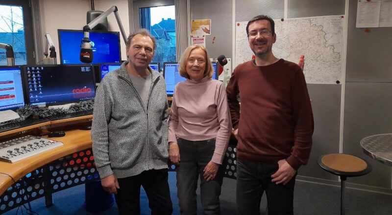 Geschäftsführer Andreas Brechmann (links) und Kassenwartin Rita Rädisch haben bei der Spendenübergabe Moderator Lars Niermann im Studio besucht. Foto: Radio Lippe