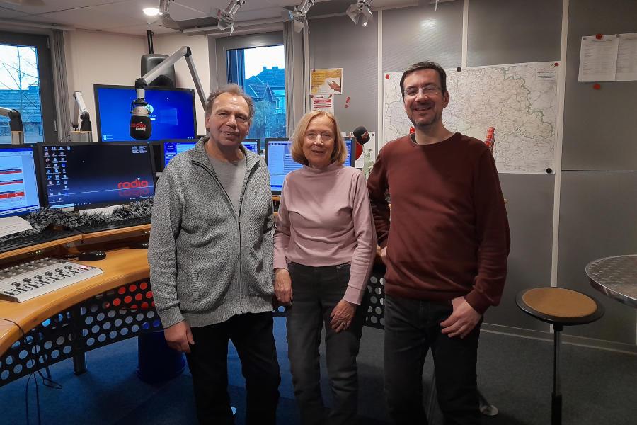 Geschäftsführer Andreas Brechmann (links) und Kassenwartin Rita Rädisch haben bei der Spendenübergabe Moderator Lars Niermann im Studio besucht. Foto: Radio Lippe