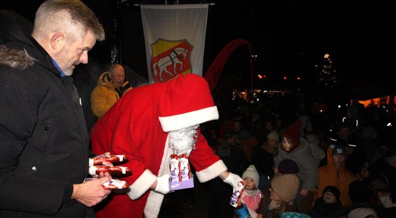 Bürgermeister Dirk Becker und der Nikolaus verteilen Schoko-Nikoläuse an die Kinder. Foto: Thomas Dohna