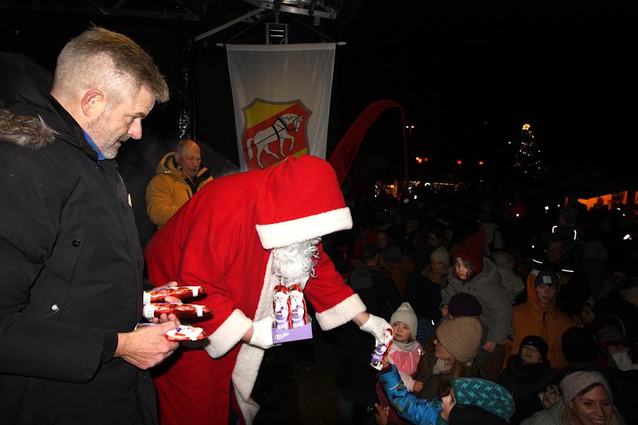 Bürgermeister Dirk Becker und der Nikolaus verteilen Schoko-Nikoläuse an die Kinder. Foto: Thomas Dohna