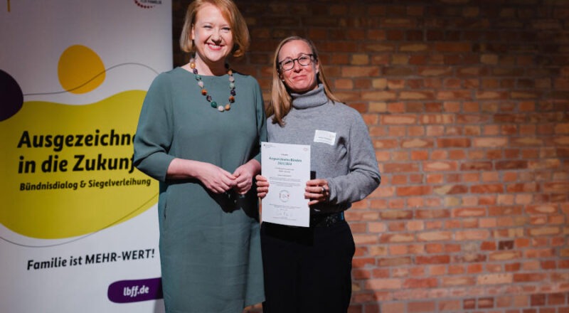 Sandra Stövesand (rechts) nimmt die Auszeichnung für den FABEL-Service des Kreises Lippe von Bundesfamilienministerin Lisa Paus (links) in Berlin entgegen. Foto: Servicebüro "Lokale Bündnisse für Familie"/Nils Hasenau