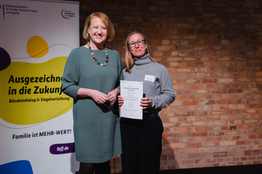 Sandra Stövesand (rechts) nimmt die Auszeichnung für den FABEL-Service des Kreises Lippe von Bundesfamilienministerin Lisa Paus (links) in Berlin entgegen. Foto: Servicebüro "Lokale Bündnisse für Familie"/Nils Hasenau