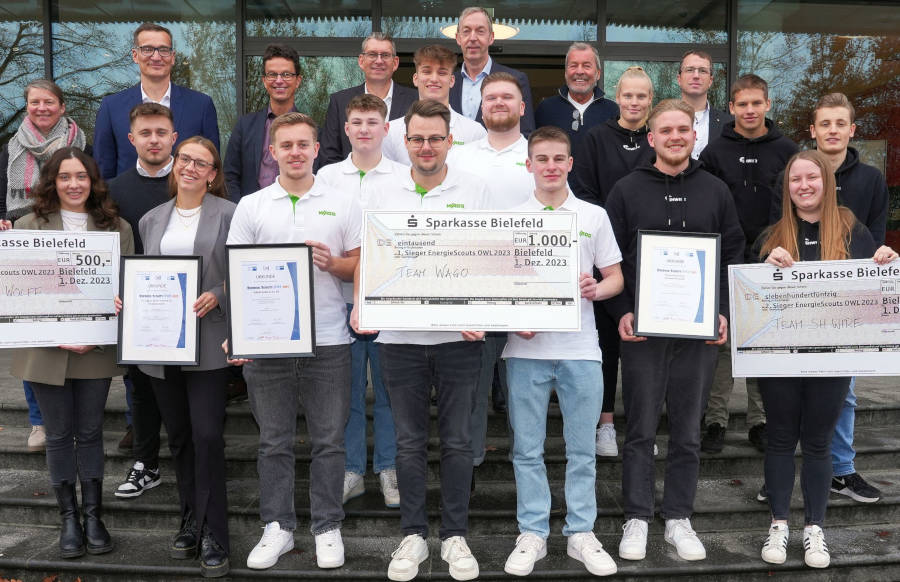 Preisträger:innen, Jurymitglieder und Organisatoren des Projekts Energie-Scouts OWL 2023. Foto: IHK Ostwestfalen