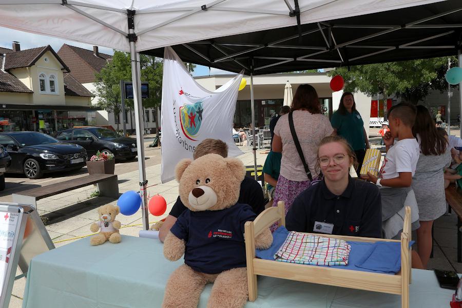 Bärny ist in die Teddyklink des DRK gekommen, um sich von Hannah Friedrichs den Arm verbinden zu lassen. Das Foto entstand bei einer Aktion des DRK Leopoldshöhe auf dem Marktplatz. Foto: Edeltraud Dombert