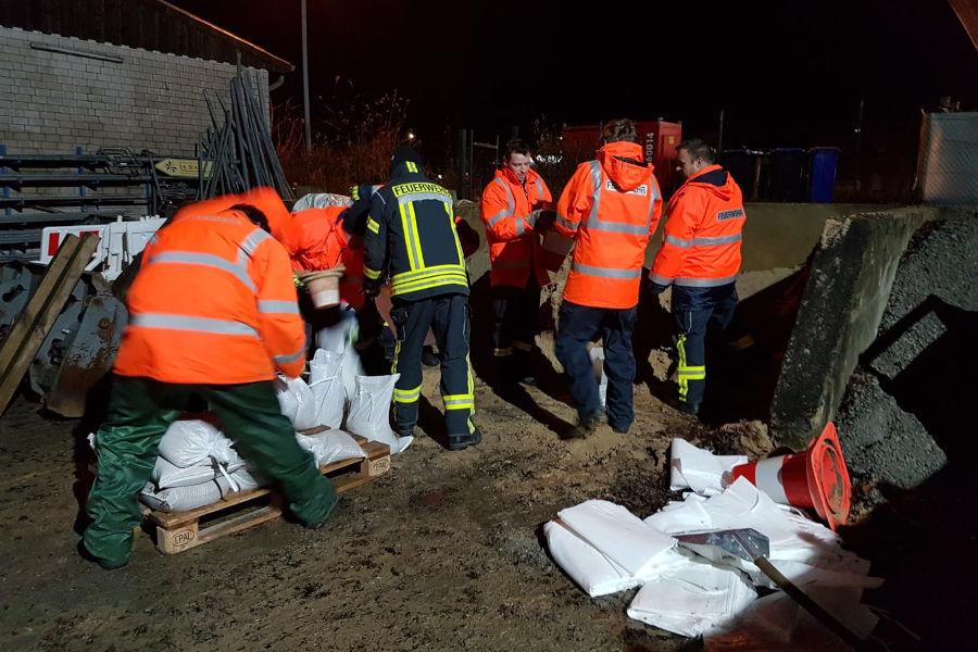 An einer Einsatzstelle mussten die Wehrleute reichlich Sandsäcke stapeln, um Wasser aus einem Gebäude fernzuhalten. Foto: Freiwillige Feuerwehr Leopoldshöhe