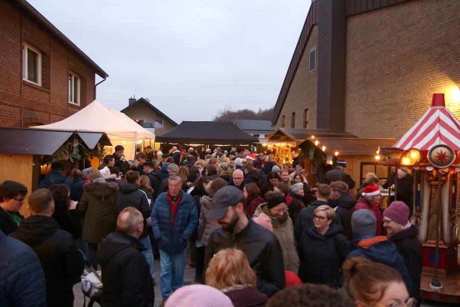 Schnell füllt sich der Platz an der Kirche der Mennoniten. Foto: Thomas Dohna