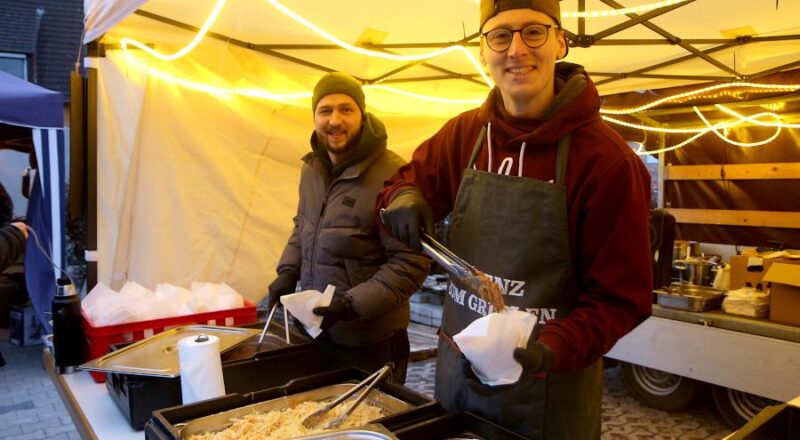 Dennis Heinrich (rechts) und Yannick Klippenstein bieten Pulled Pork an. Foto: Thomas Dohna