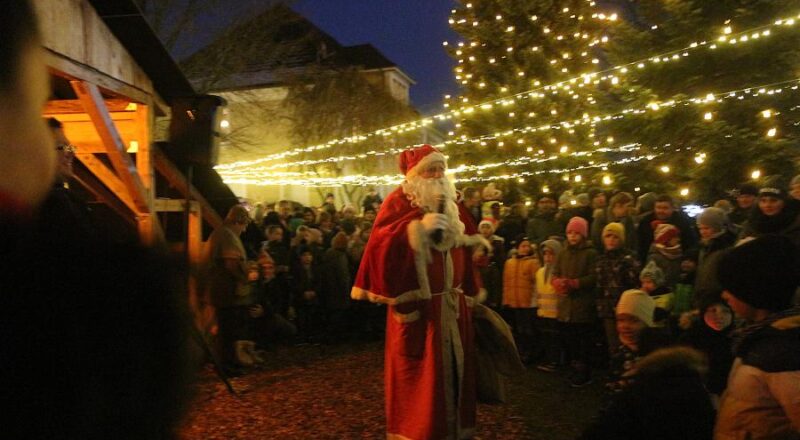 Der Nikolaus ist da und verteilt Süßigkeiten. Foto: Edeltraud Dombert